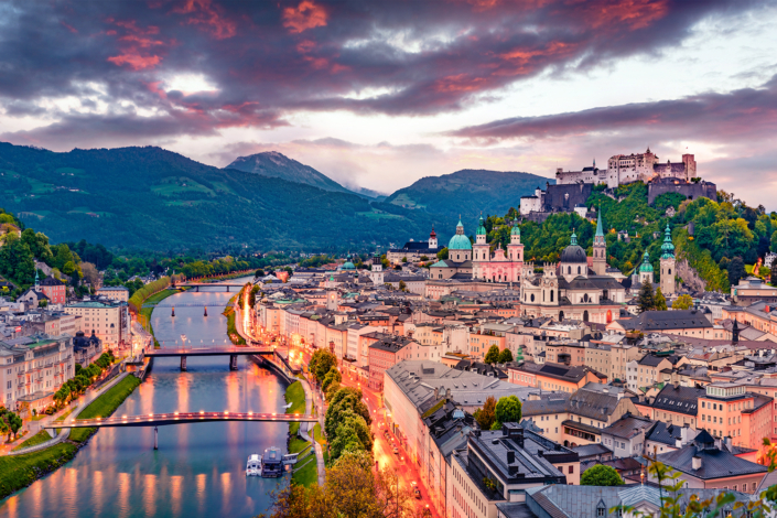 Salzburg bei Nacht Wellness-Hotel mit Whirlpool bei Salzburg
