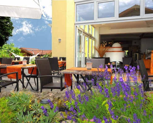 Terrasse Wellness-Hotel mit Whirlpool bei Salzburg