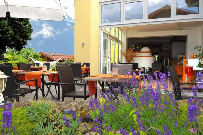 Terrasse Wellness-Hotel mit Whirlpool bei Salzburg